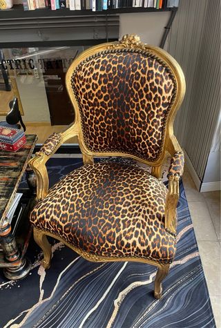 Poltrona barocca con stampa leopardata dorata