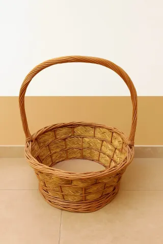 Cesta de mimbre con asa
