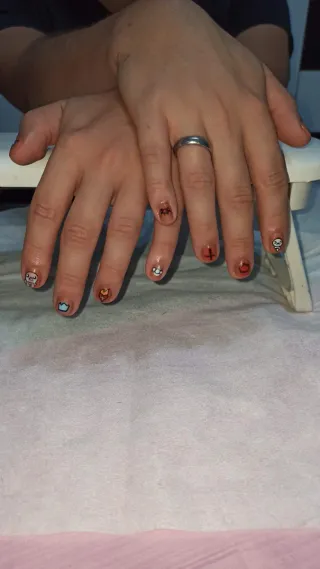 Manicurista y esteticista titulada
