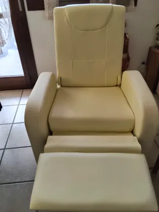 Poltrona beige in similpelle con rotelle