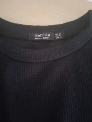 Camiseta Bershka negra con pedrería