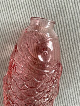 Jarrón de cristal rosa con forma de pez