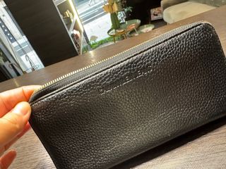 Billetera Calvin Klein Jeans Negra con muñequera. 