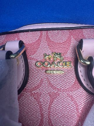 Bolso Mini Coach Rosa con Llavero Dorado
