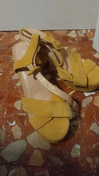 Zapatos de tacón plataforma amarillos