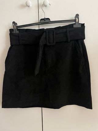 Minifalda negra antelina con cinturón