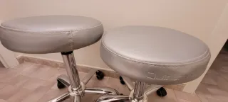 2 taburetes plateados