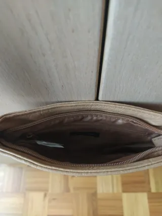 Bolso bandolera beige y marrón