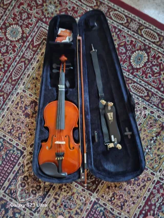 Violín con estuche y arco