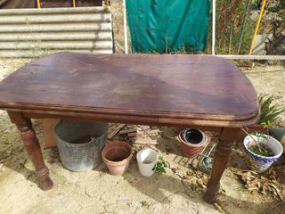 Mesa de salón de madera