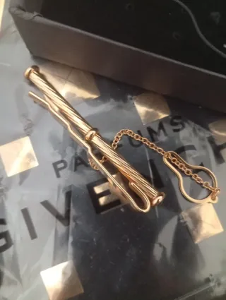 Pisacorbata baño oro