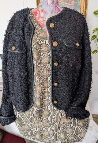 Chaqueta Zara Negra con Detalles Dorados