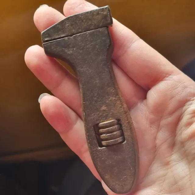 Llave inglesa ajustable antigua de hierro forjado