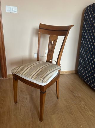 4 Sillas de madera 