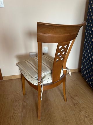 4 Sillas de madera 