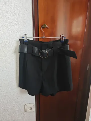 Pantalón corto negro vestir con cinturón