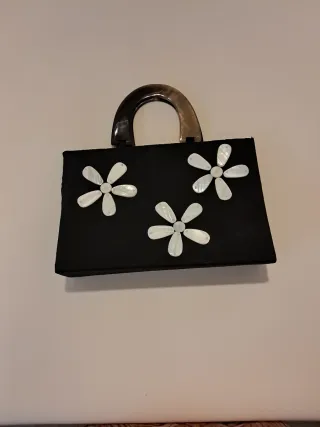 Bolso negro con flores blancas,de Nácar  y asa 