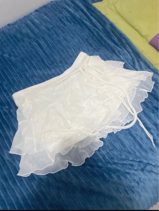 falda de vuelo blanca