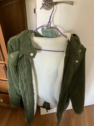 Chaqueta de pana verde con borrego