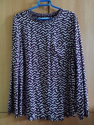Blusa estampada morada y blanca