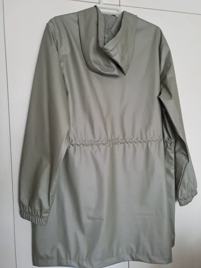 Chubasquero Kiabi con forro verde