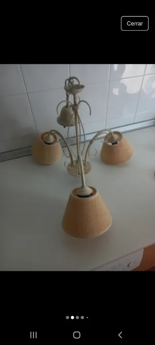 Lámpara de pared beige y blanca