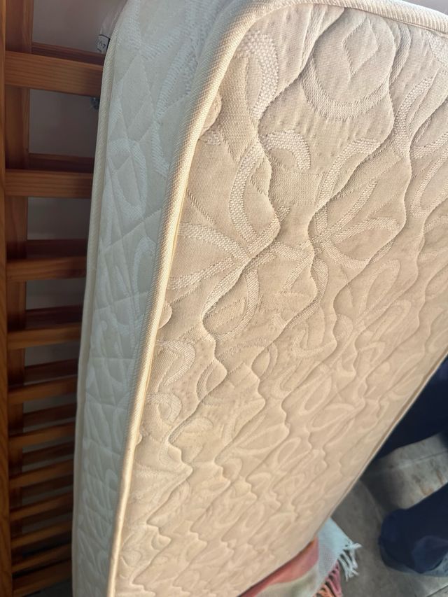 Cuna y colchón para bebé