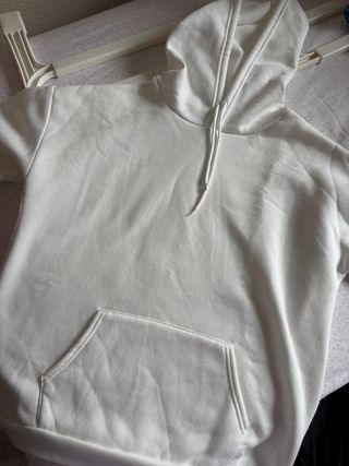 Sudadera blanca con capucha