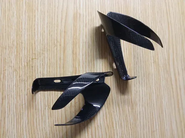 JUEGO PORTABIDONES PARA BICICLETA FIBRA DE CARBONO