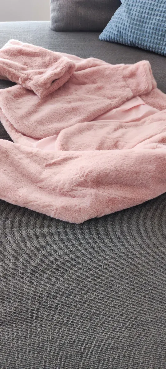 Bolero rosa de pelo sintético