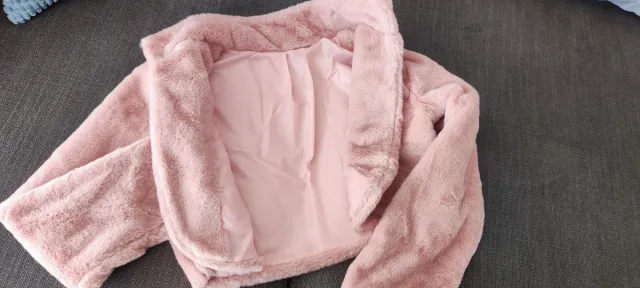 Bolero rosa de pelo sintético