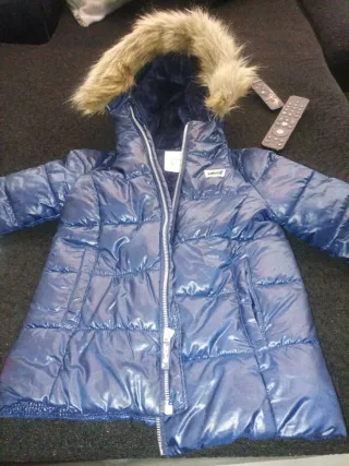 Casaco Levi's azul com capuz e pelo
4 anos