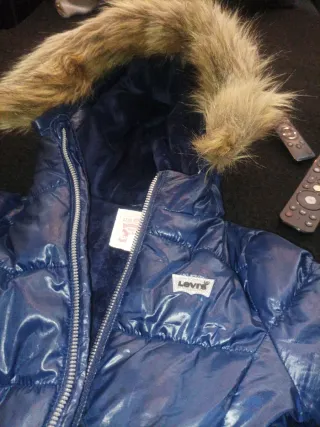 Casaco Levi's azul com capuz e pelo
4 anos