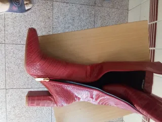 Botas de tacón rojas efecto piel