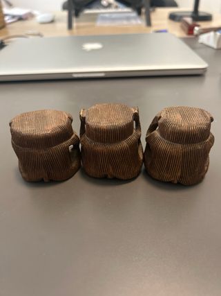 Monos de madera tallados a mano vintage