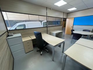 Mobiliario de oficina: mesas, sillas y archivador