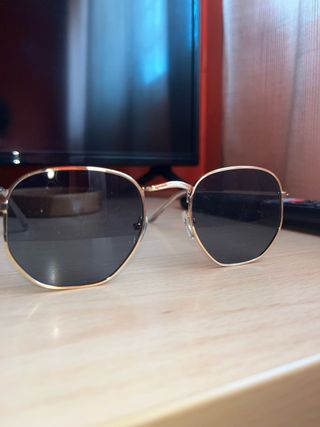 Gafas de sol hexagonales doradas