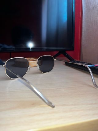 Gafas de sol hexagonales doradas