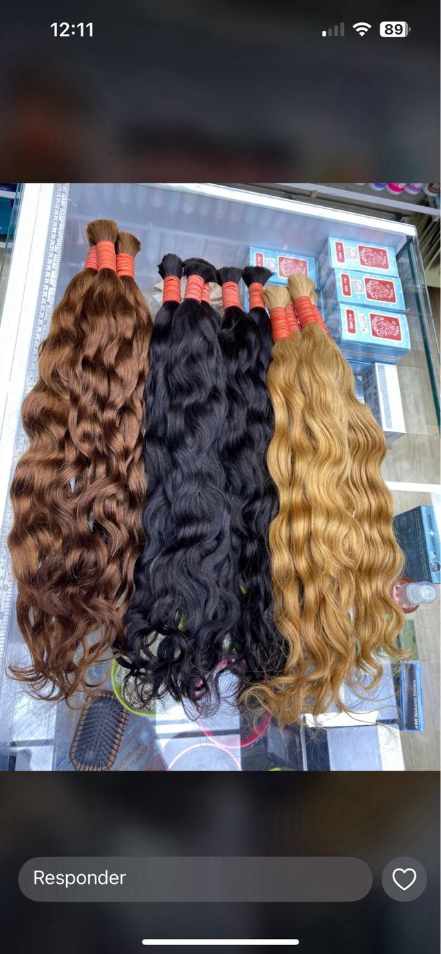 Extensiones de cabello castaño y multicolor