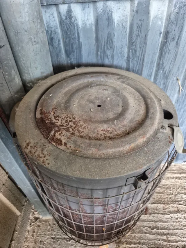 Estufa de leña metálica