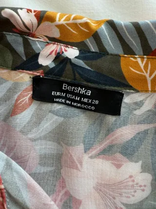 Camisa Bershka flores 