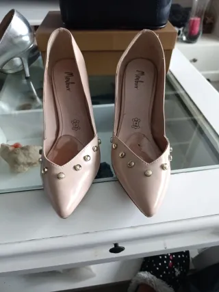 Zapatos de tacón Menbur beige y oro