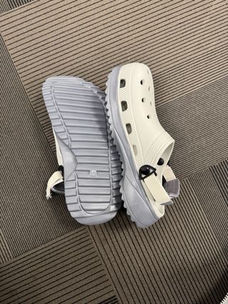 Crocs Blancos y Grises