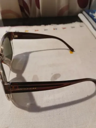 Gafas de sol y funda, marca protecvisión , sin uso