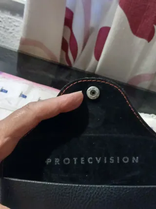 Gafas de sol y funda, marca protecvisión , sin uso