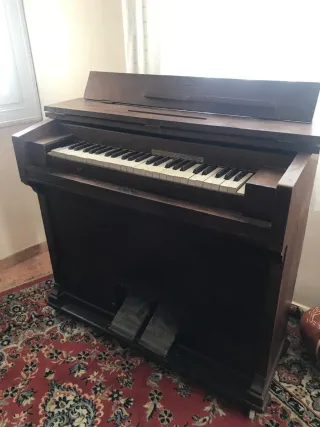 Armonio antiguo de madera