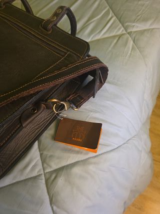 Bolso de mano de cuero con bandolera