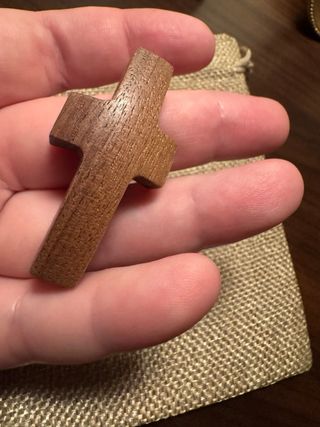 Cruz de madera con corazón