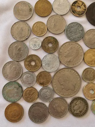 Lote 43 monedas españolas variadas