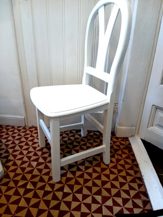 NUEVO!  4 sillas de madera maciza blanca.